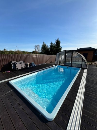 Прямоугольный бассейн с сдвижным павильоном на темной террасе